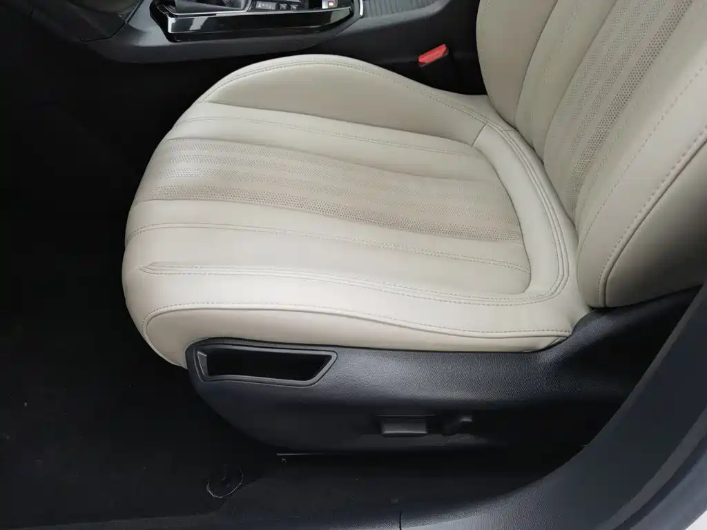 صورة 20 - Peugeot 408