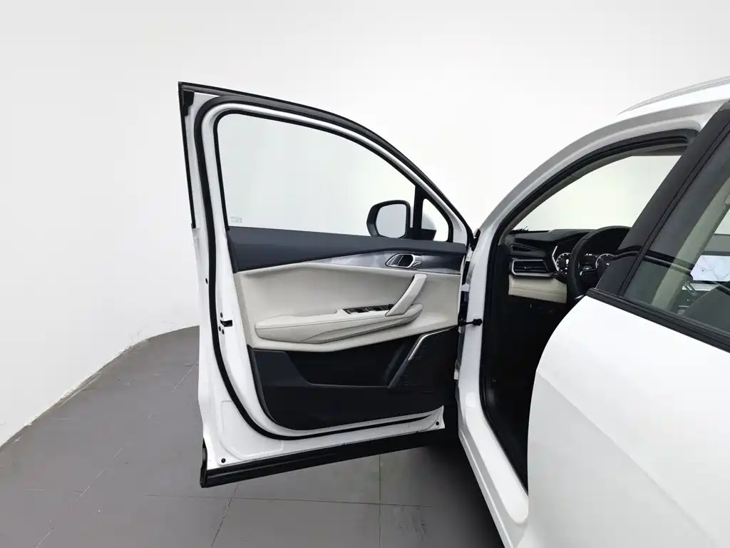 Photo 8 - Lynk & Co 06 EM-P