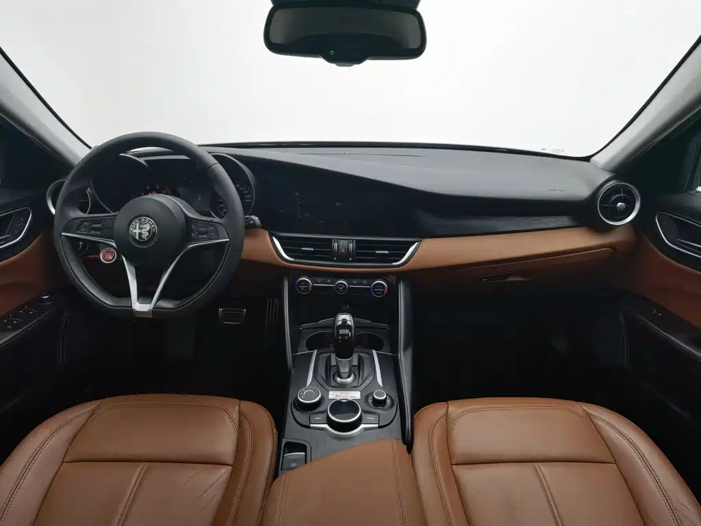 Alfa Romeo Giulia 2019 2017 2.0T 200HP Luxury Edition