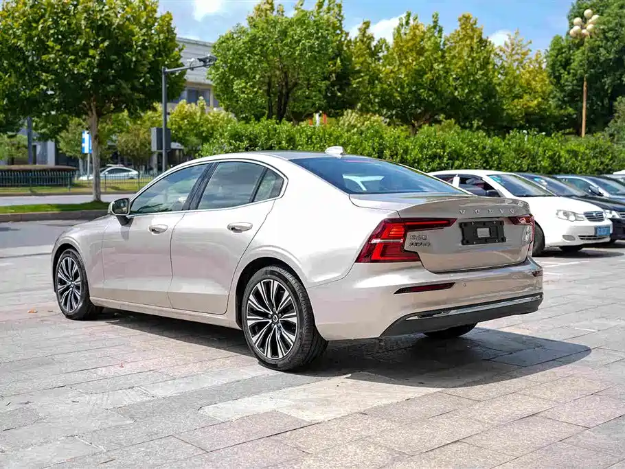 Фото 16 - Volvo S60