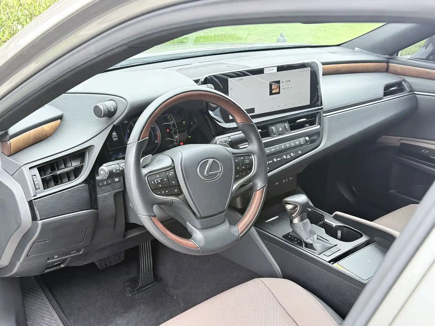 Фото 16 - Lexus ES