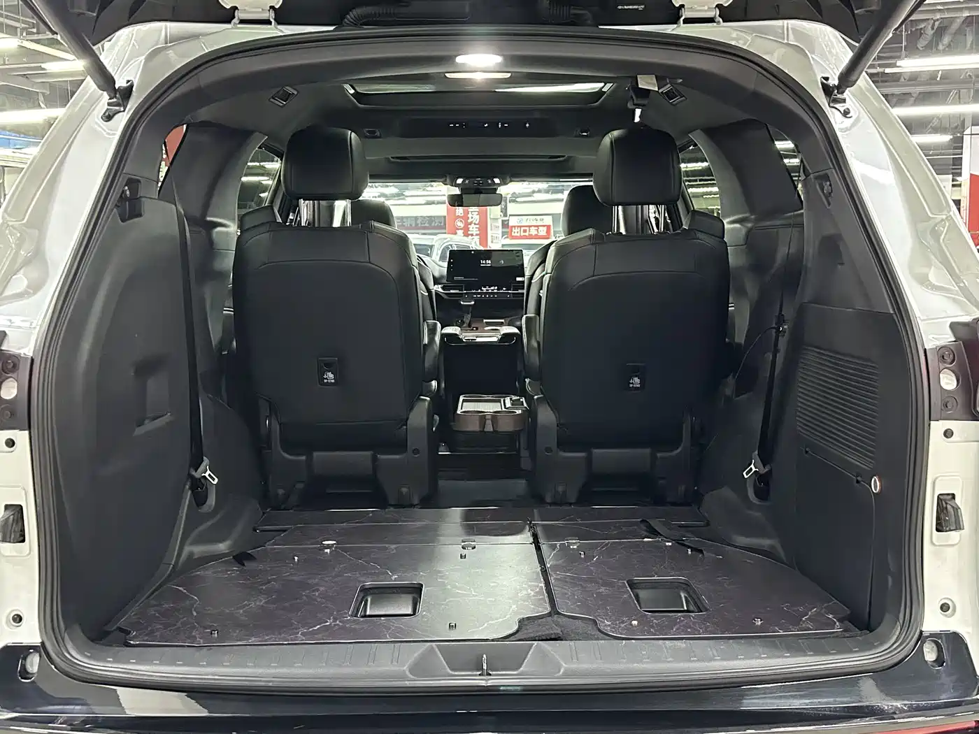 Toyota Granvia 2024 2.5L Hybrid Premium PLUS 4WD Edition фото 20