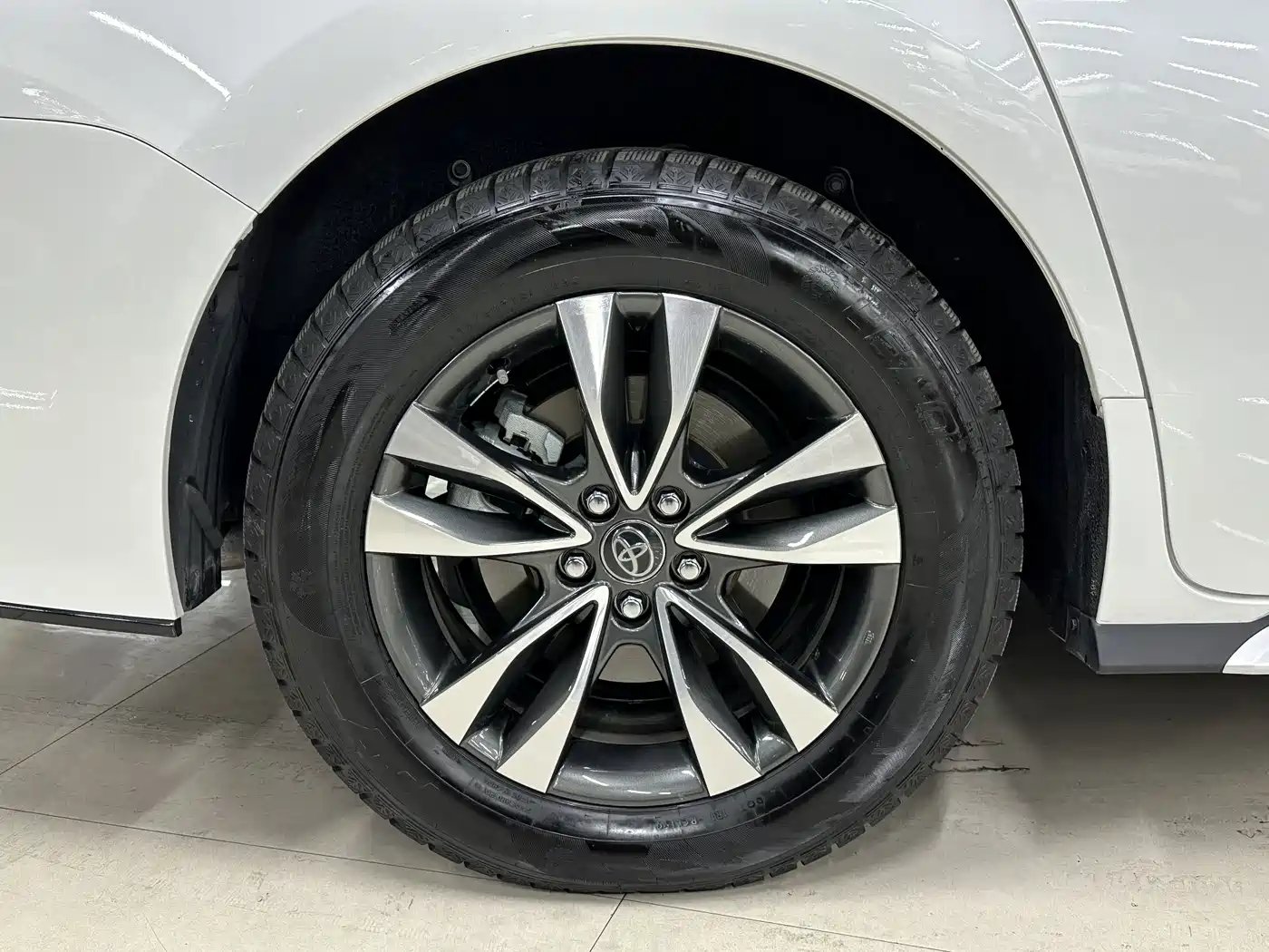 Toyota Granvia 2024 2.5L Hybrid Premium PLUS 4WD Edition фото 16