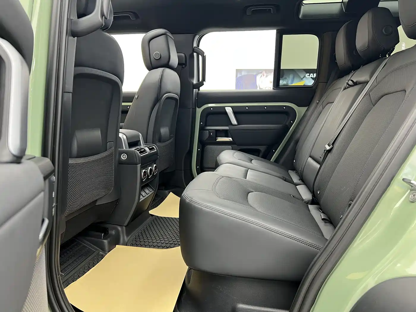 Land Rover Defender 2023 110 3.0T P400 75th Anniversary Legend Edition фото 6