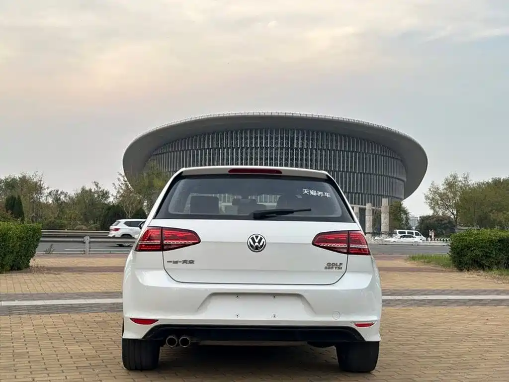 Photo 5 - Volkswagen Golf