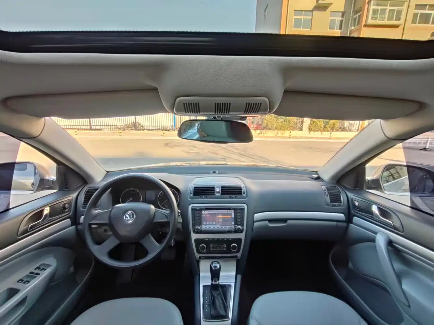 Škoda Octavia 2014 1.8TSI DSG Yijun Edition фото 8