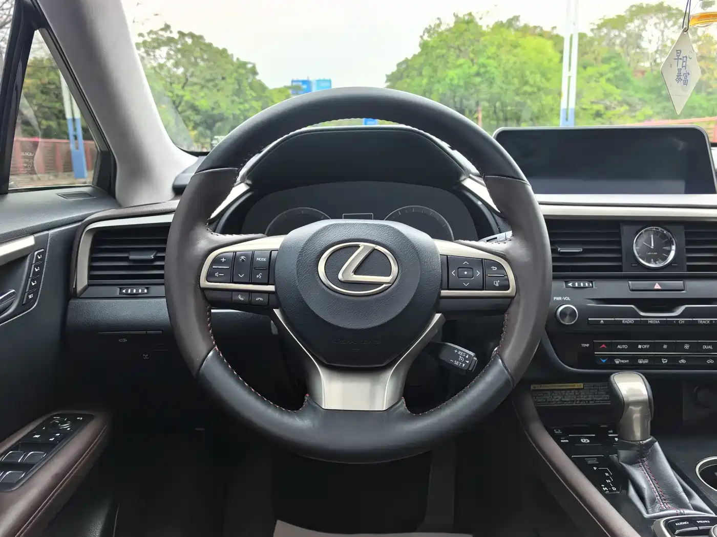 Фото 10 - Lexus RX