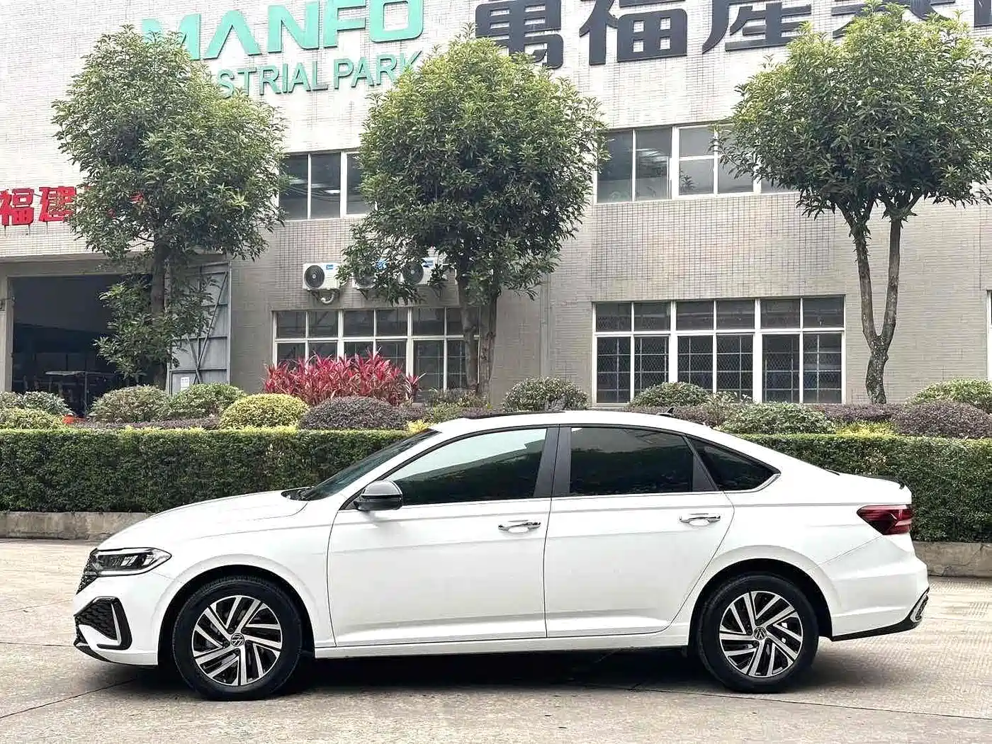 Volkswagen Lavida 2023 300TSI DSG Starlight Full Comfort Edition фото 3