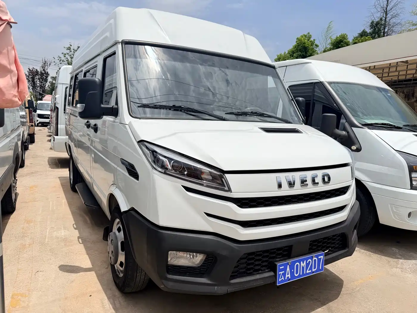 Iveco Daily 2024 2023 2.5T A37M1 Long Wheelbase Medium Roof Dual Tire Sliding Door 5-9 Seater