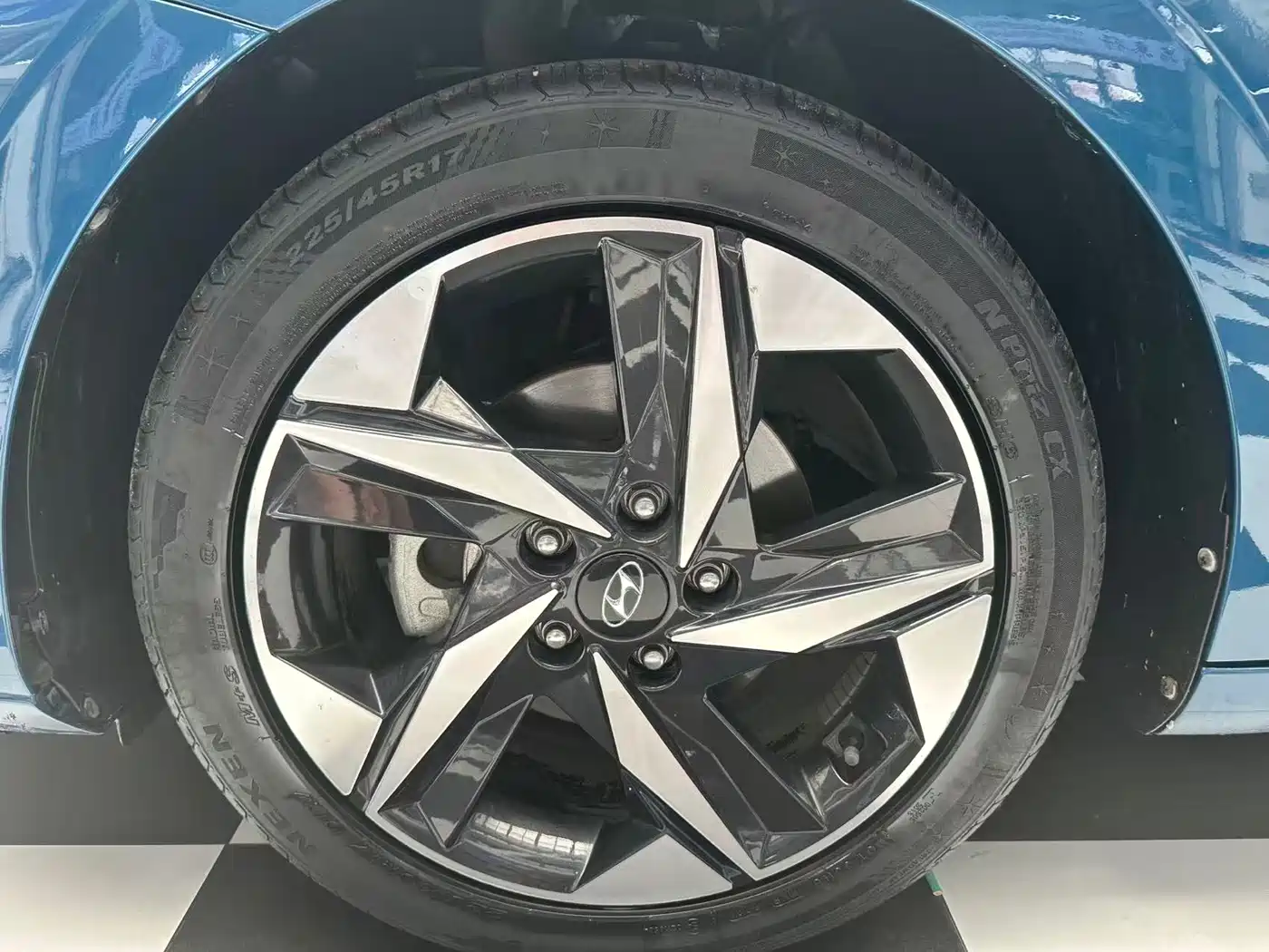Hyundai Elantra 2022 1.5L CVT LUX Premium Edition фото 5