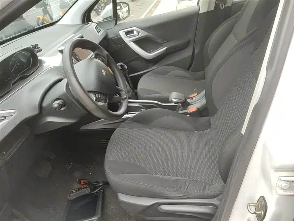 Peugeot 2008 2014 1.6L Automatic Fashion Edition фото 15