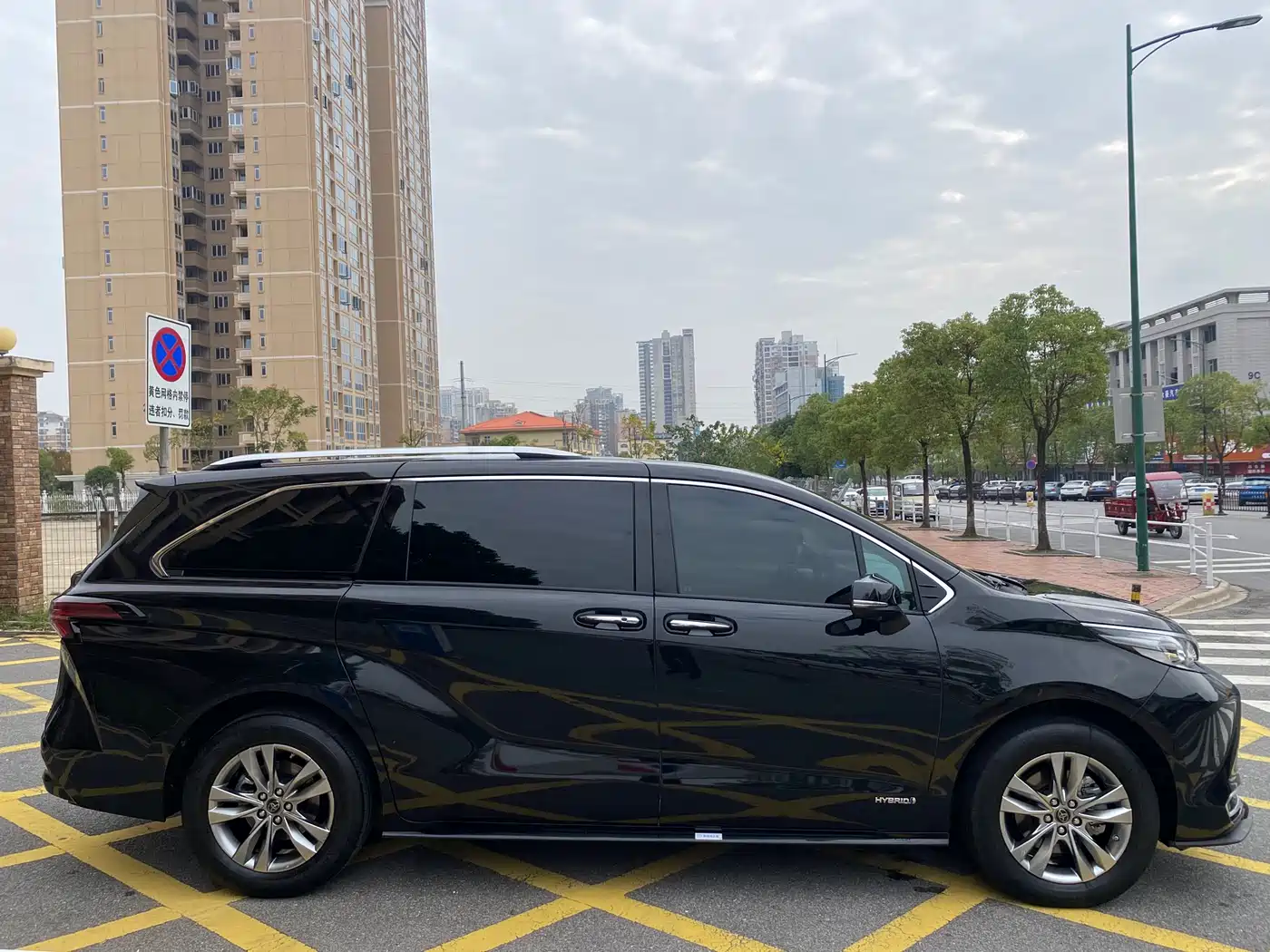 Toyota Sienna 2021 2.5L Hybrid Ultimate Edition фото 4