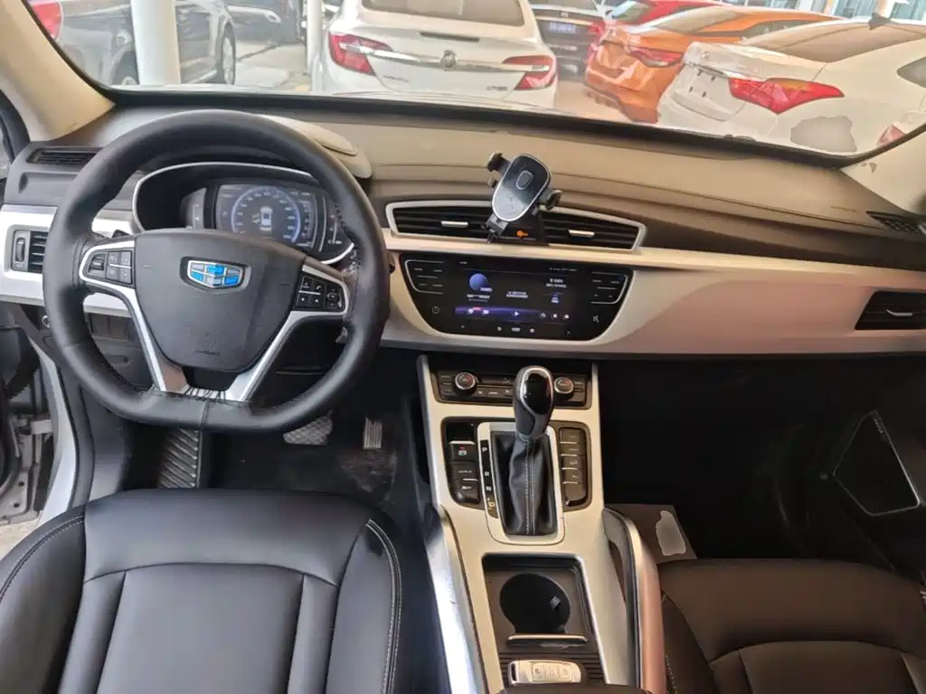 Фото 10 - Geely Atlas