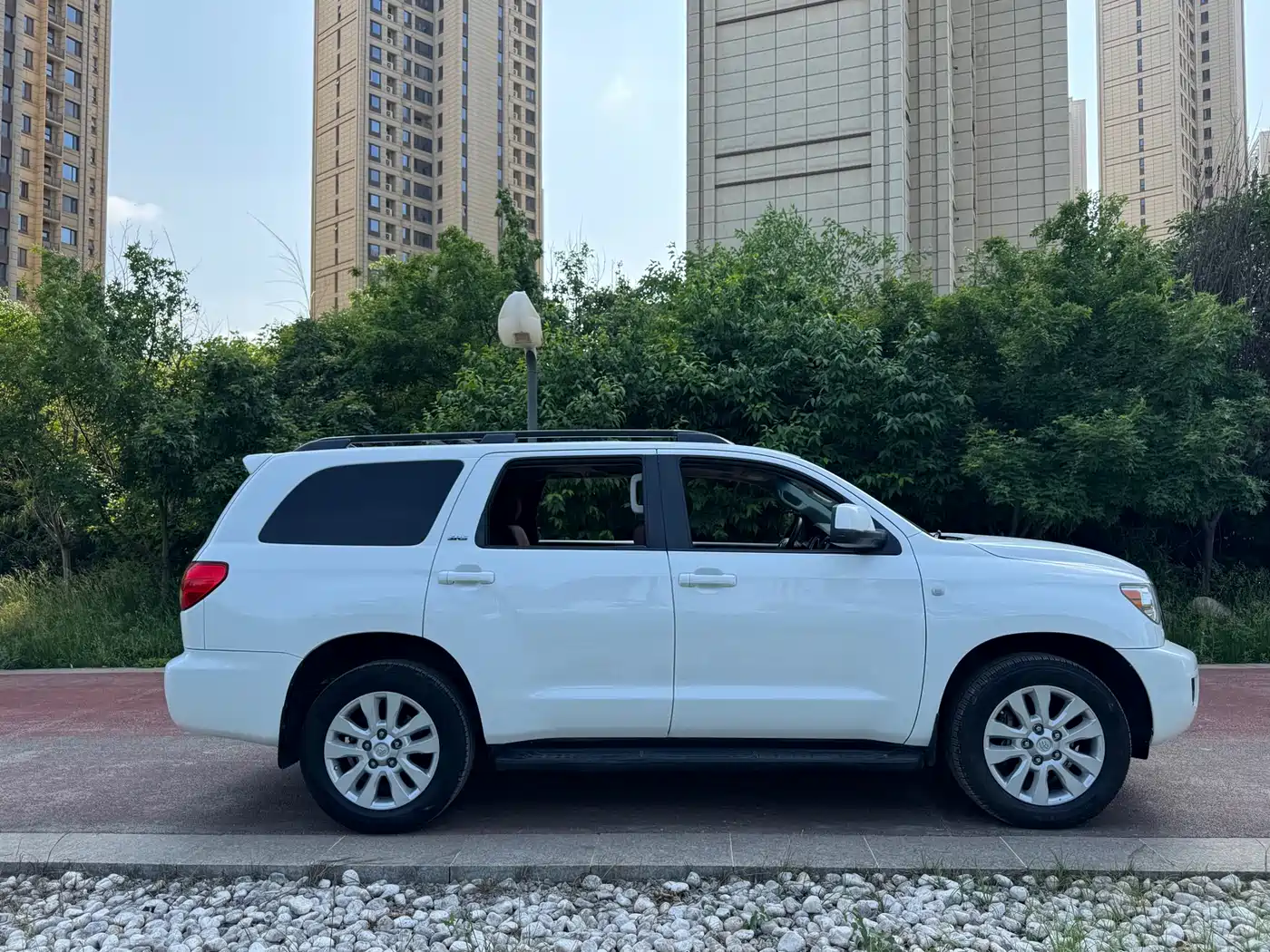 Toyota Sequoia 2010 5.7 Platinum Edition фото 6