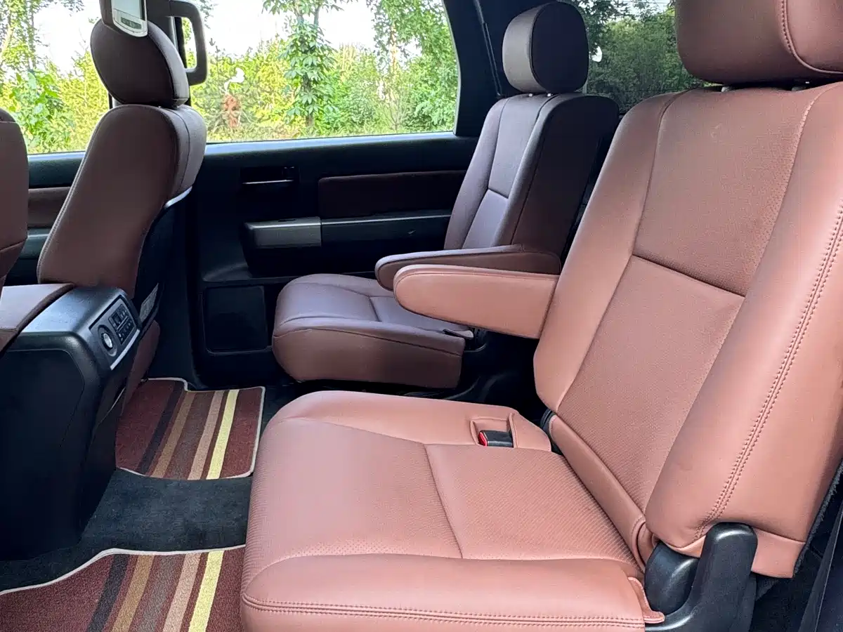 Toyota Sequoia 2010 5.7 Platinum Edition фото 12