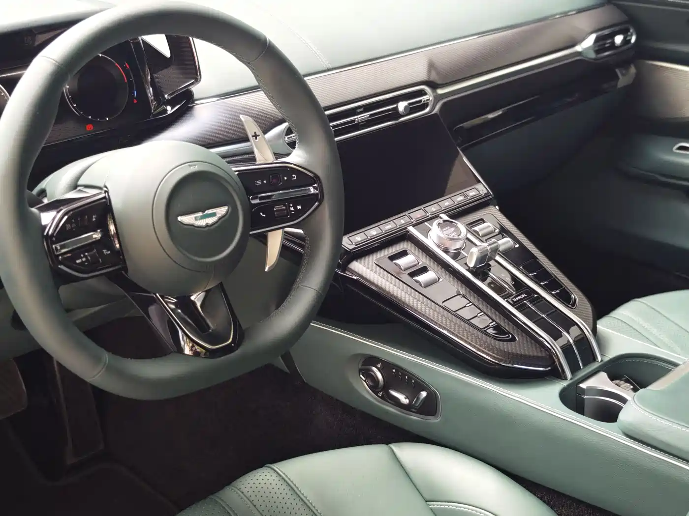 ASTON MARTIN V8 VANTAGE