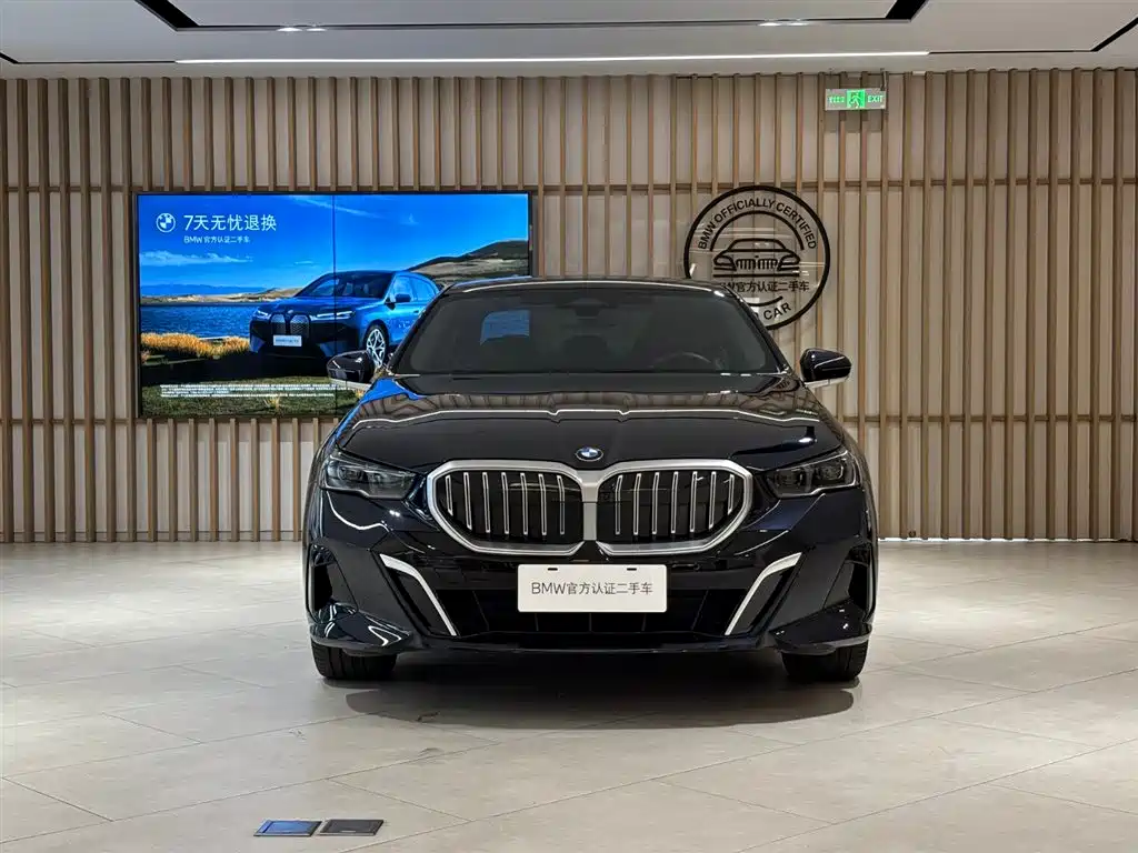 BMW 5 Series 2025 530Li Leading M Sport Package фото 2