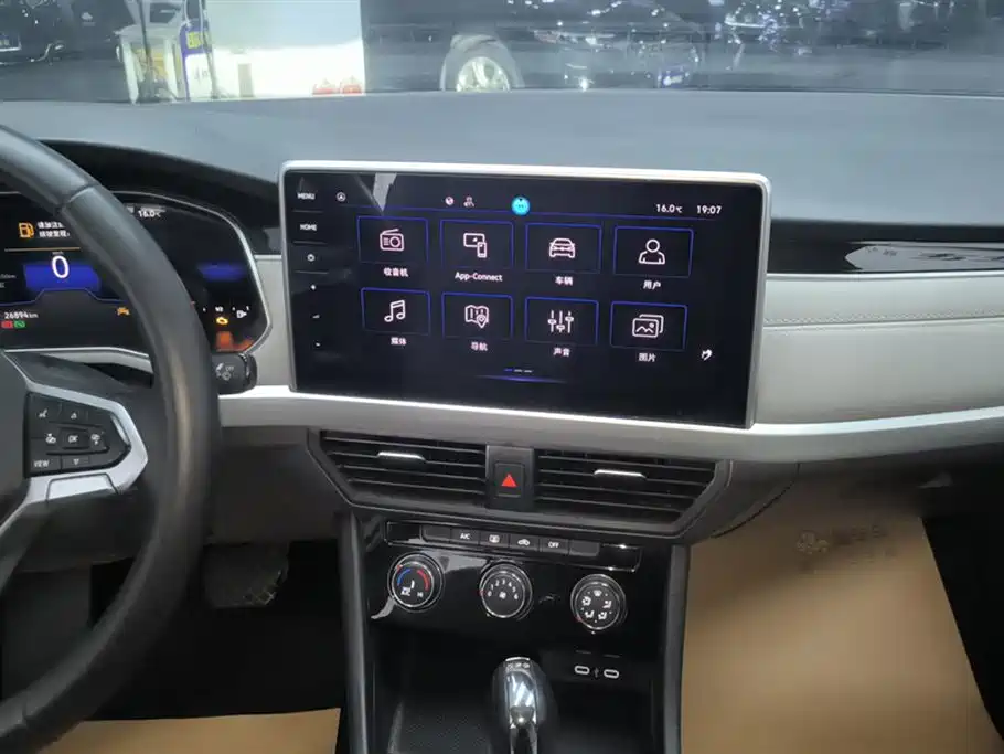 VOLKSWAGEN BORA