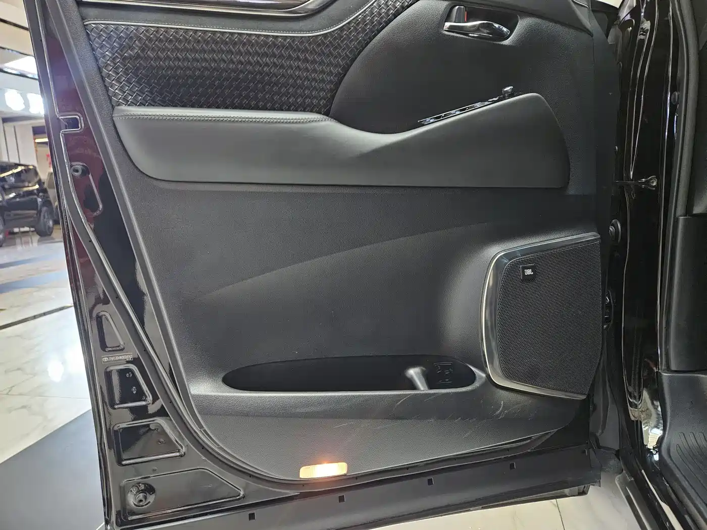 Toyota Alphard 2019 Hybrid 2.5L Premium Edition фото 5
