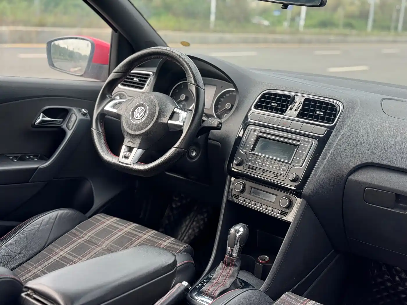Volkswagen Polo 2012 1.4TSI GTI фото 16