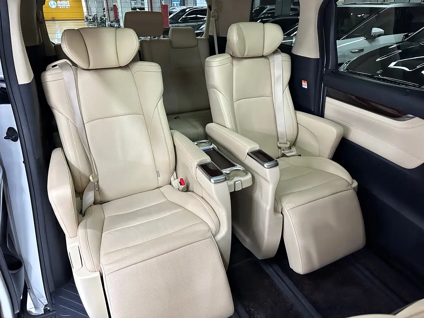 Toyota Alphard 2015 3.5L Luxury Edition фото 18