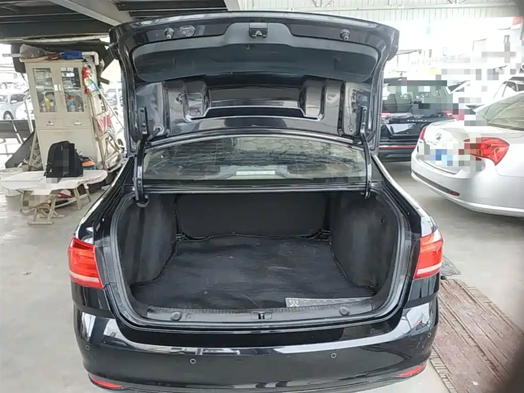 Volkswagen Lavida 2017 1.6L Manual Trend Edition фото 19