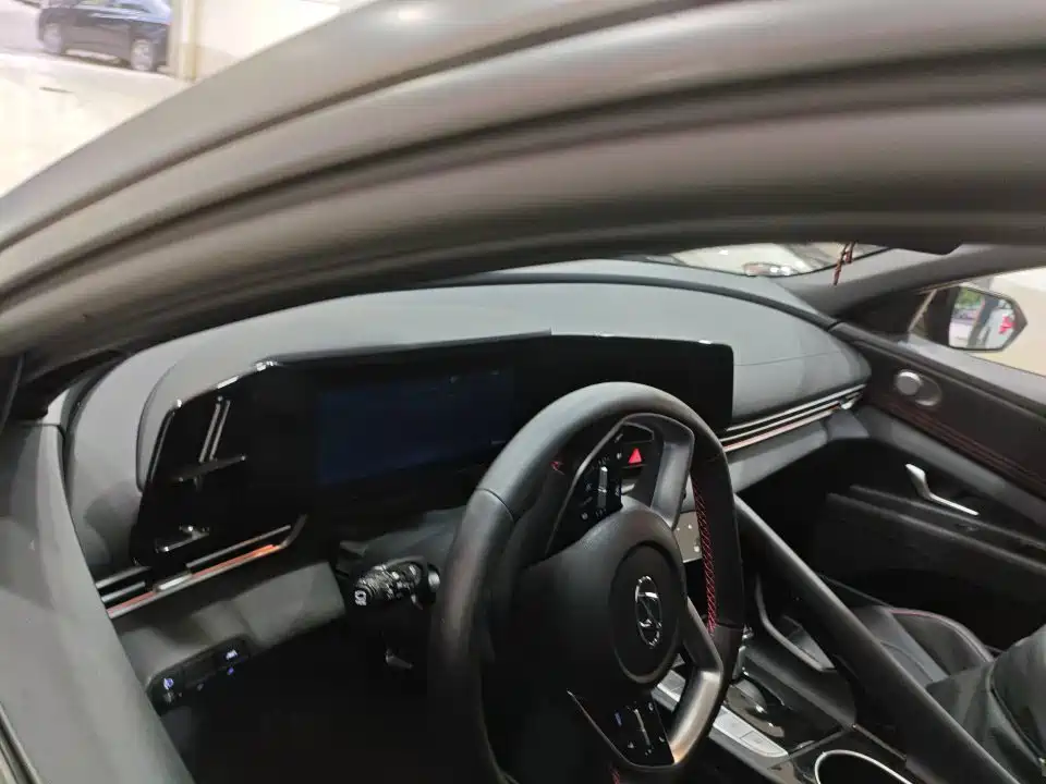 Hyundai Elantra 2022 1.5L CVT 20th Anniversary Edition фото 7