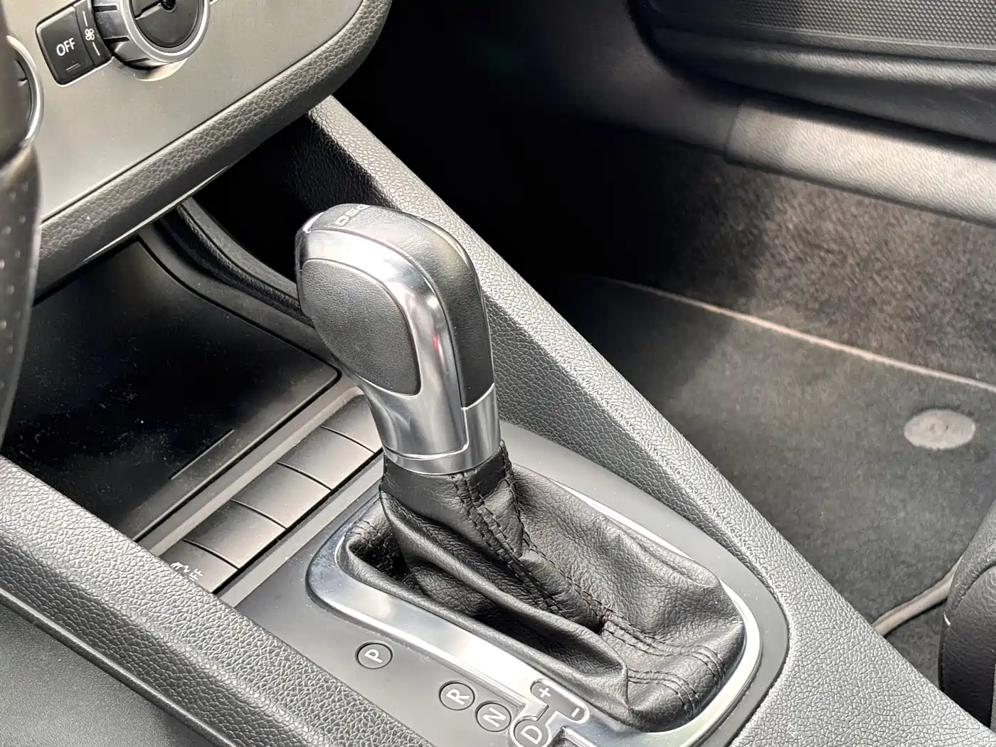 Volkswagen Scirocco 2011 2.0TSI R-Line фото 13
