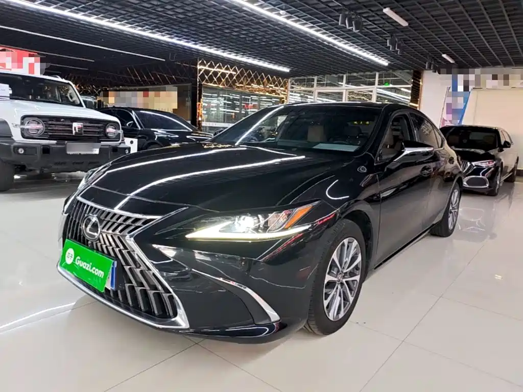 Фото 1 - Lexus ES