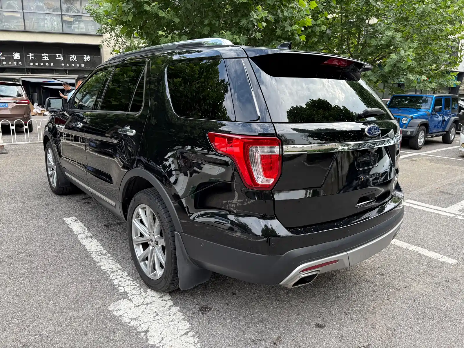 Photo 4 - Ford Explorer (Import)