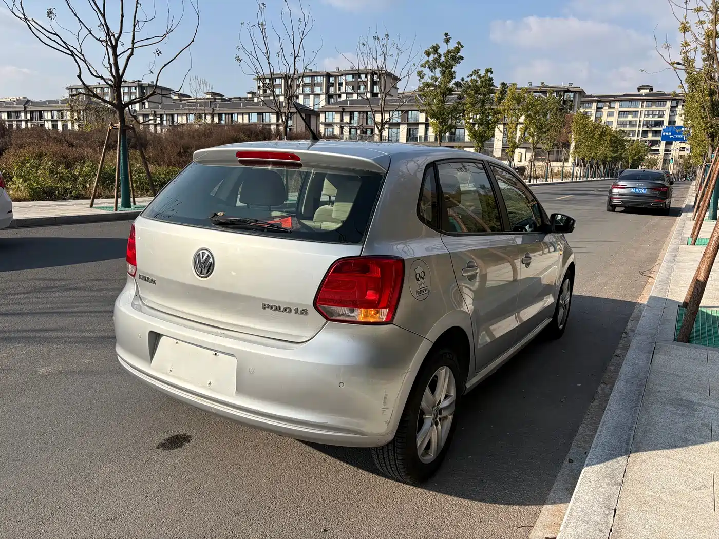 Volkswagen Polo 2011 1.6L Automatic Cool Edition фото 9