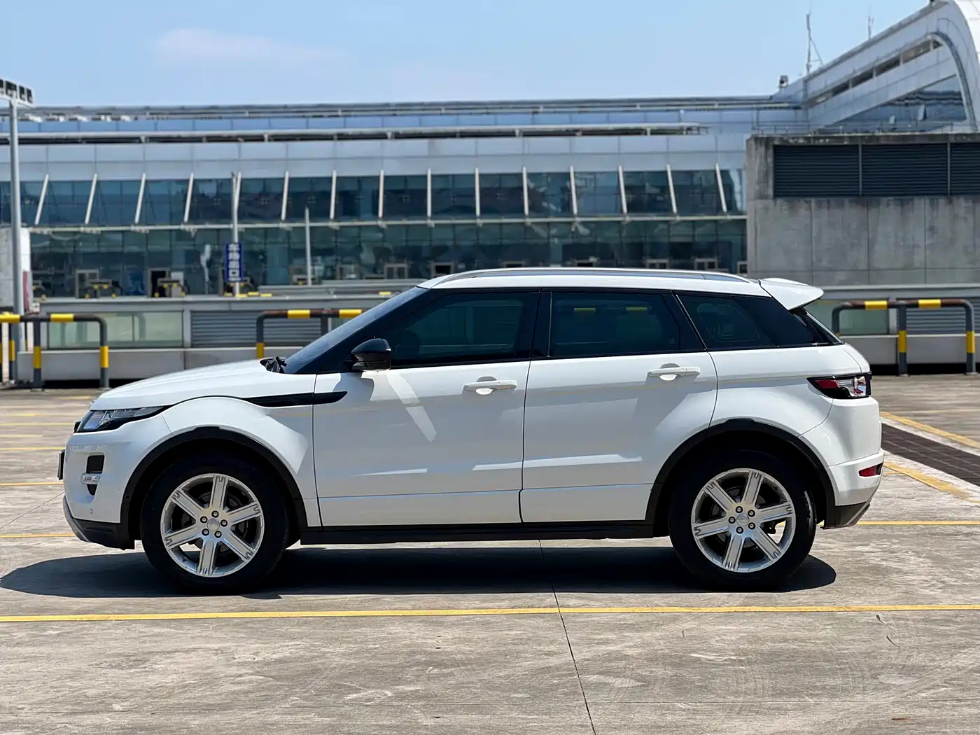 Land Rover Range Rover Evoque 2015 2.0T 5-Door Dynamic Edition фото 4