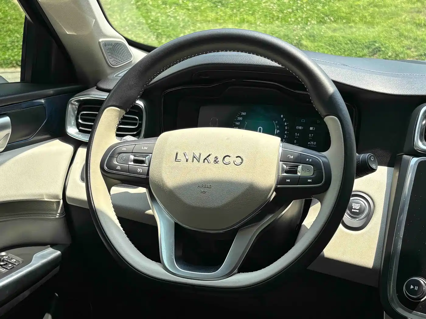 Lynk & Co 01 2017 2.0T 2WD Pro Shine Edition фото 10