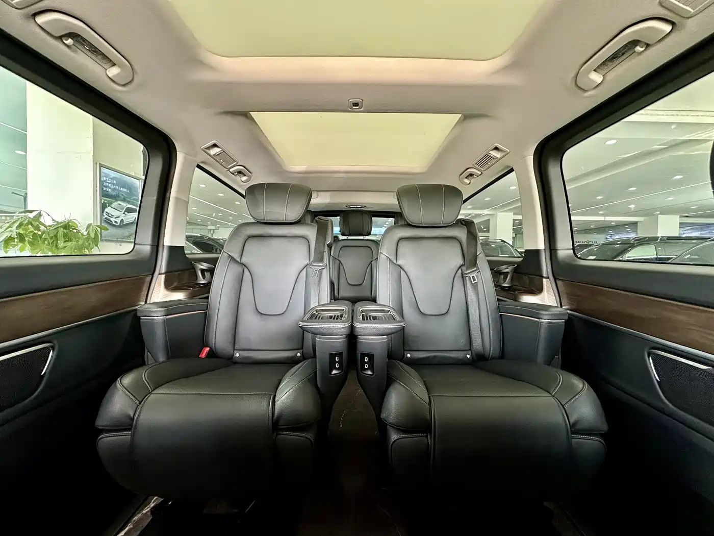 Mercedes-Benz V-Class 2021 V 260 L Long Wheelbase Luxury Edition фото 9