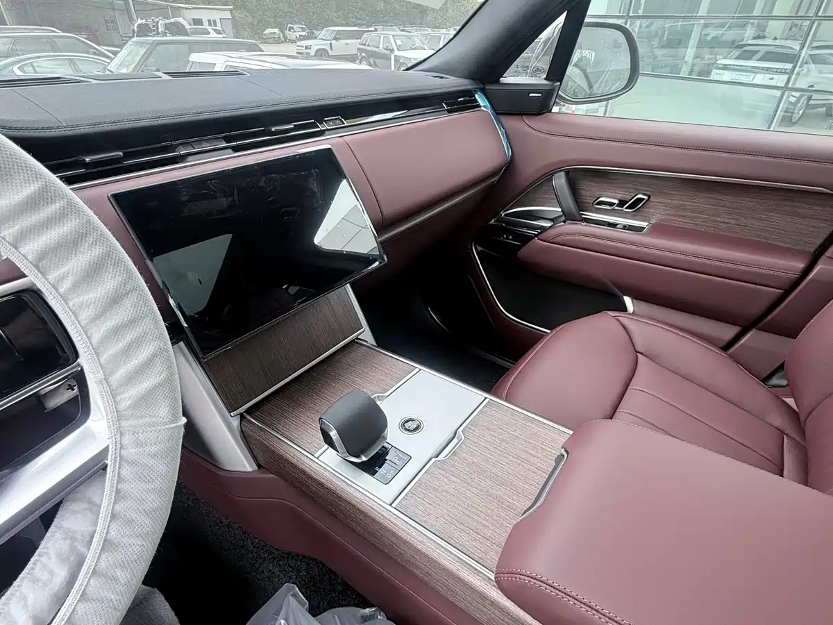 Land Rover Range Rover 2026 Model 3.0 L6 400PS SE Long Wheelbase Version фото 8