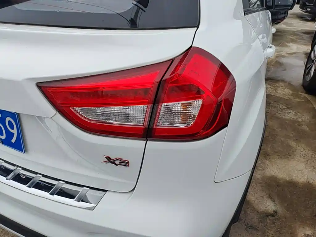 Фото 24 - Geely Vision X3