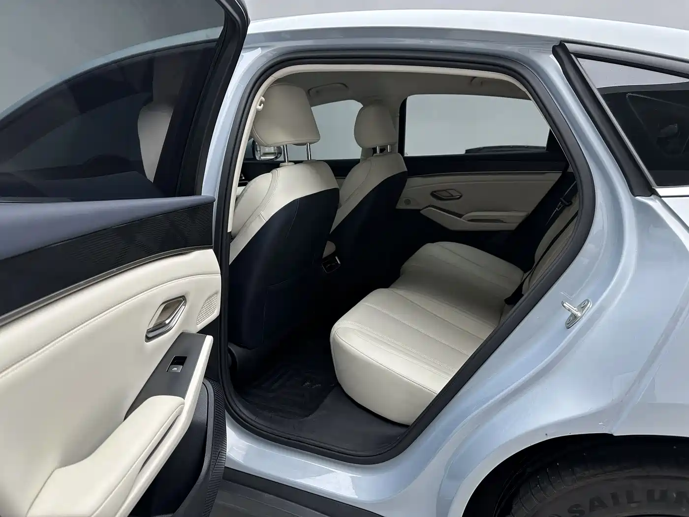 BYD Qin L 2024 DM-i 80KM Leading Edition фото 10