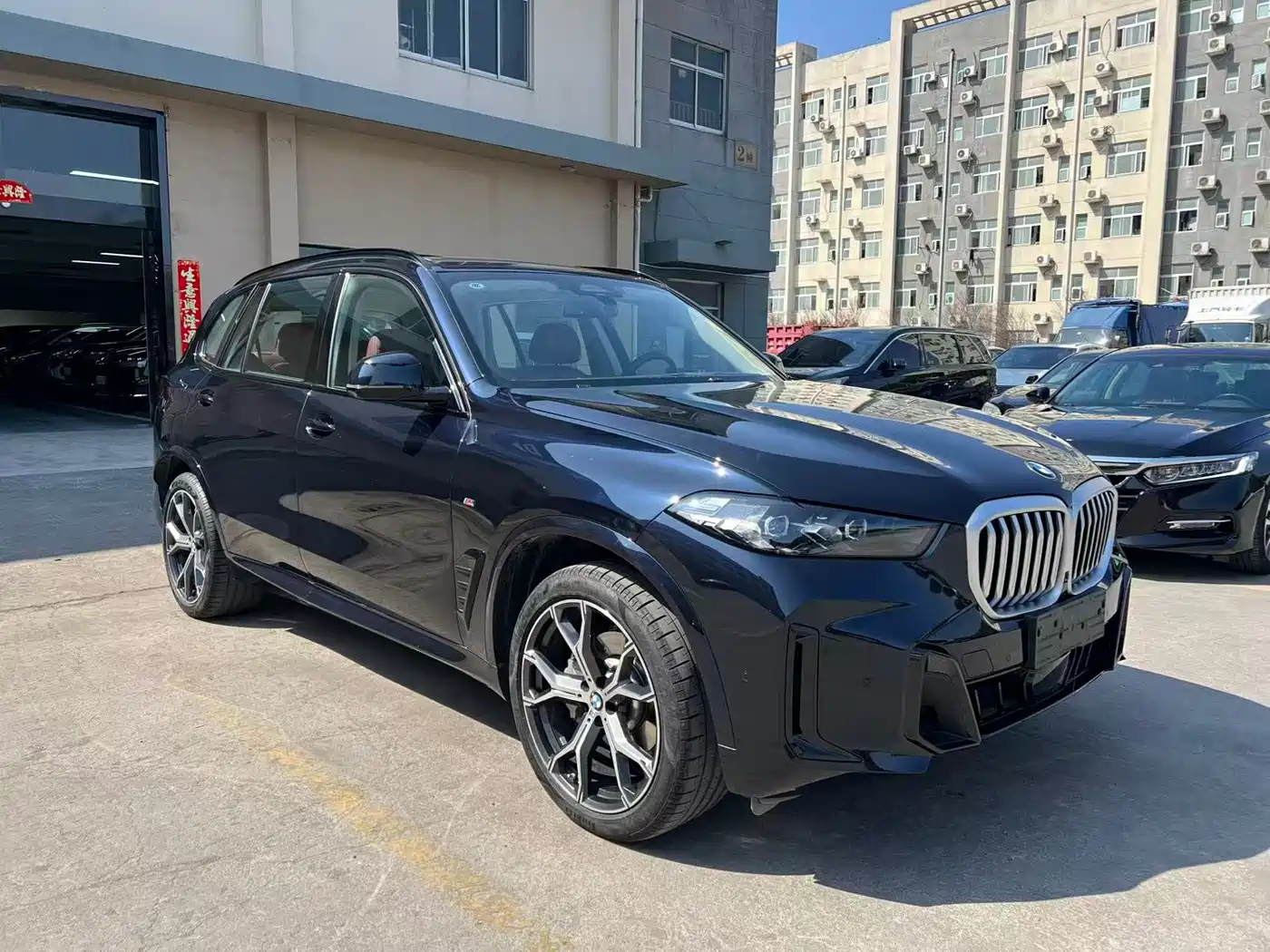 BMW X5 2025 Model xDrive 30Li M Sport Blackout Package фото 3