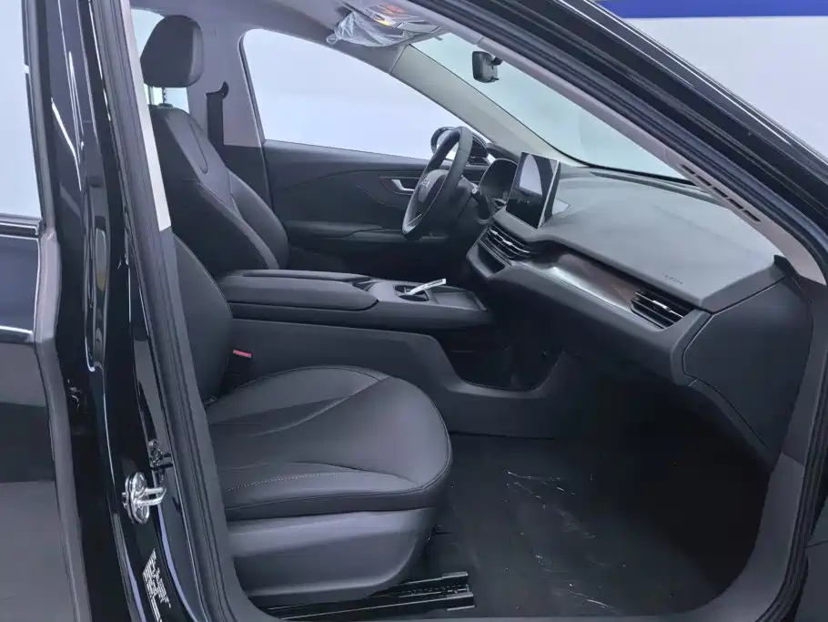 Hongqi E-QM5 2026 2025 610km PLUS