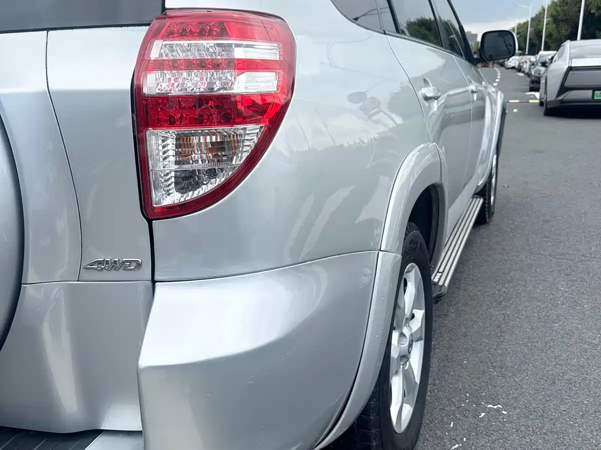 Toyota RAV4 Rongfang 2010 2.4L Automatic Luxury Upgrade Edition фото 11