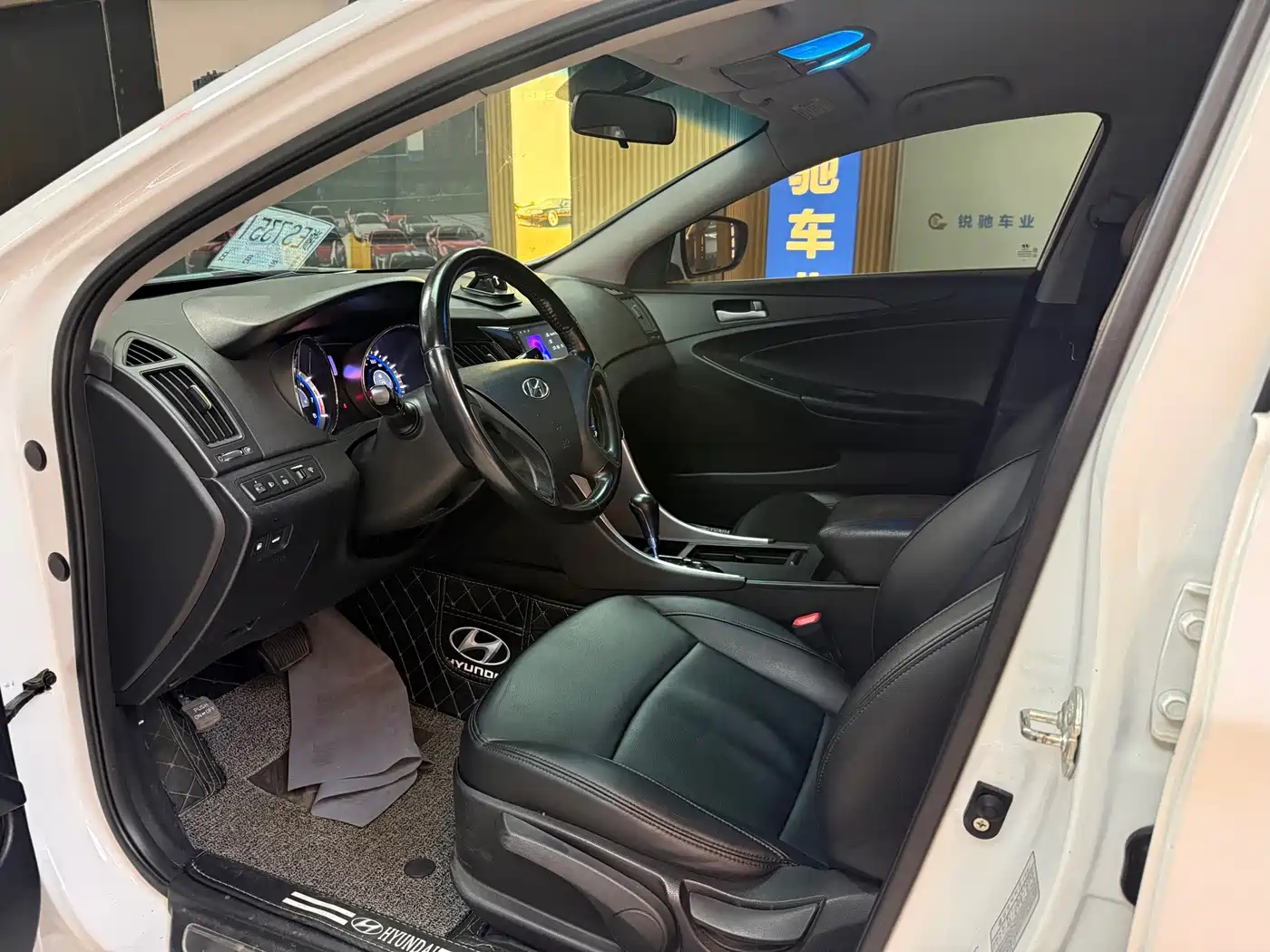Photo 4 - Hyundai Sonata