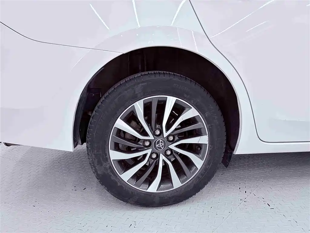 Toyota Corolla 2017 Facelift Hybrid 1.8L E-CVT Leading Edition фото 24