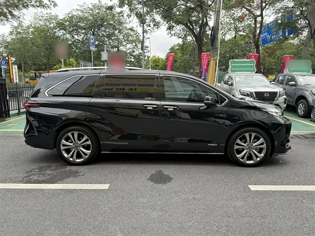 Toyota Sienna 2023 2.5L Hybrid Premium Edition фото 24