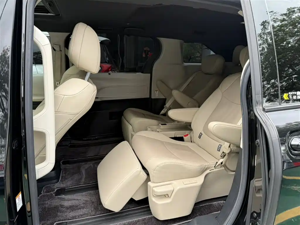 Toyota Sienna 2023 2.5L Hybrid Premium Edition фото 17
