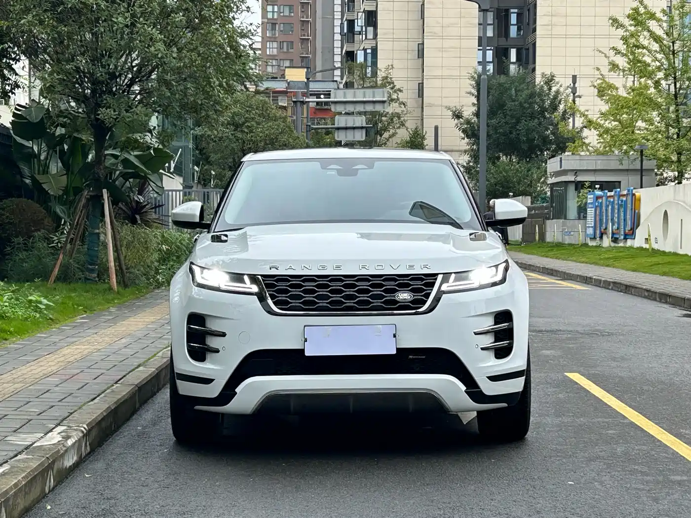 Land Rover Range Rover Evoque 2022 Range Rover Evoque L 249PS R-Dynamic Luxury Edition фото 2