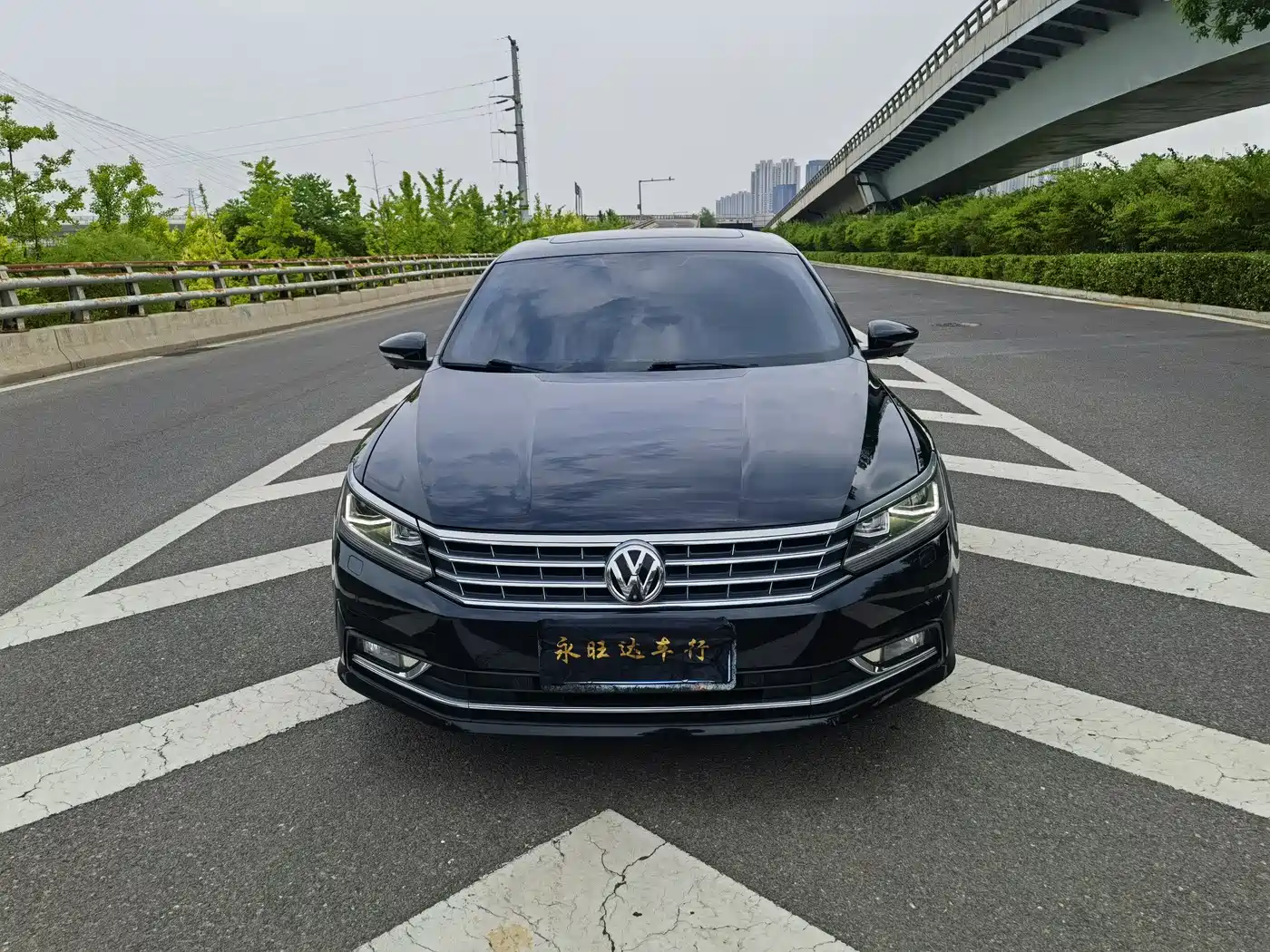 Volkswagen Passat 2017 330TSI DSG Luxury фото 2