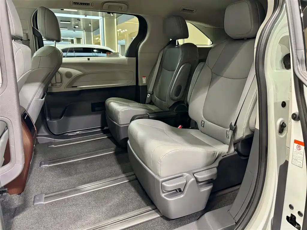 Toyota Granvia 2024 2.5L Hybrid Comfort фото 21