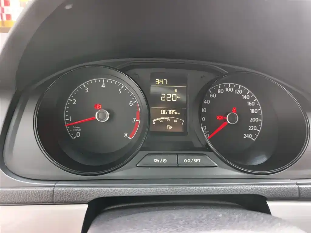 Volkswagen Lavida 2015 1.6L Manual Trend Edition фото 5