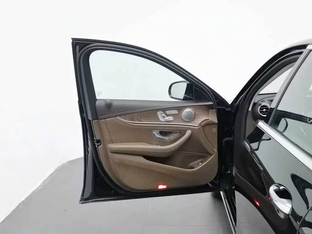 Mercedes-Benz E-Class, миниатюра 8