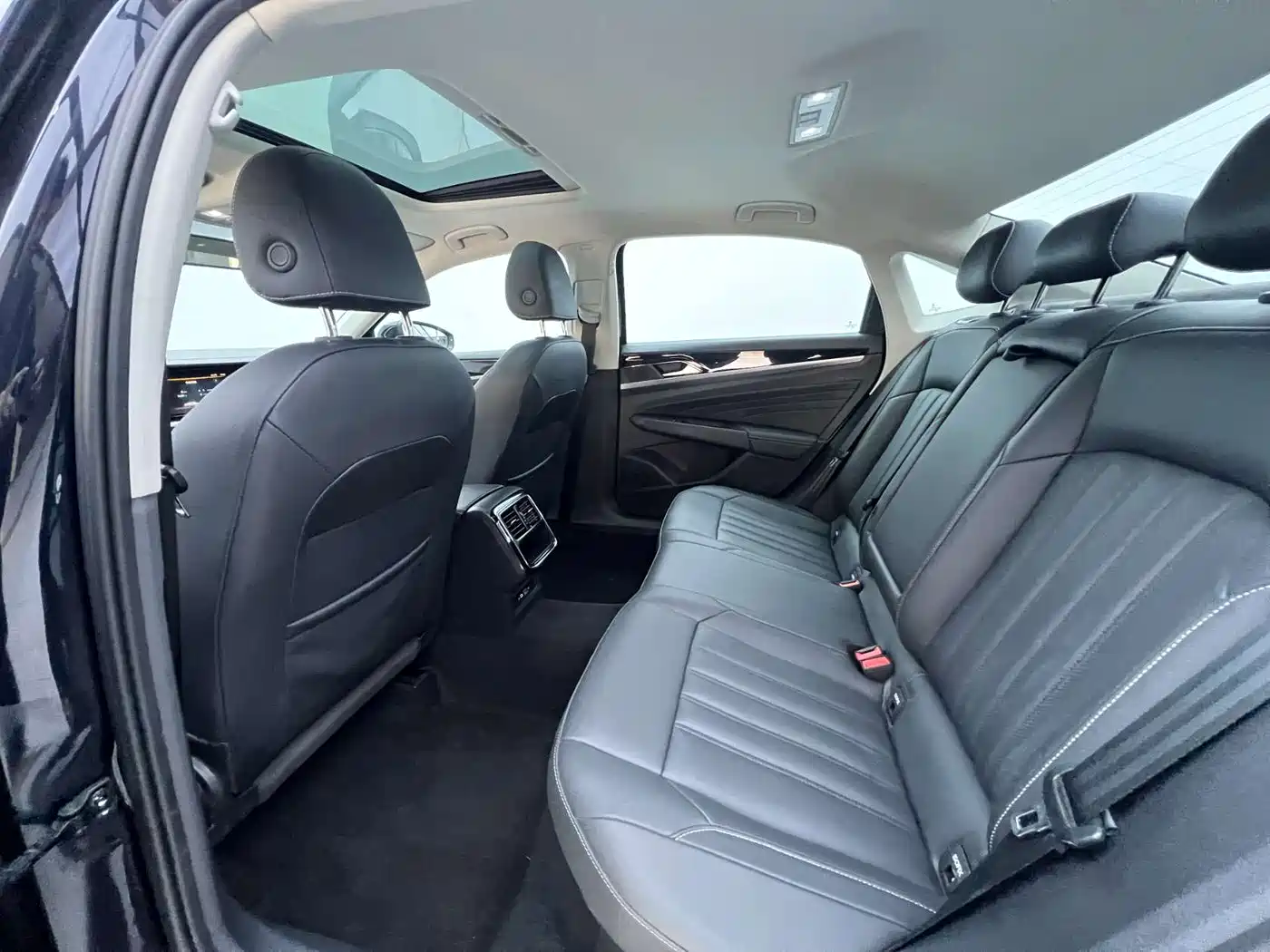 Volkswagen Passat 2022 280TSI Business Edition фото 13